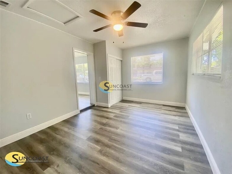 Building Photo - 1419 NE 25th Pl