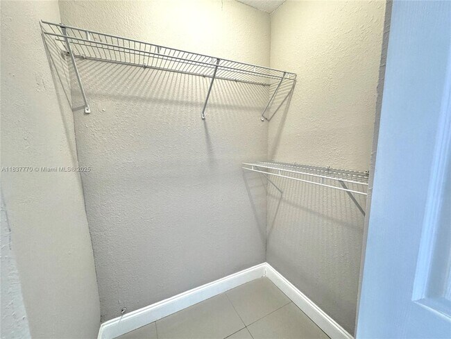 Building Photo - 3840 SW 52nd Ave