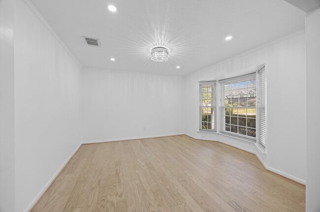 Building Photo - 25 Little John Ln