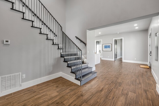 Building Photo - 1707 N Peninsula Ave