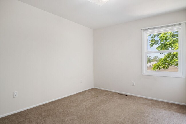 Building Photo - 3 to 4 Bed/3 1/2 Bath. Pet friendly.  Reserved Parking