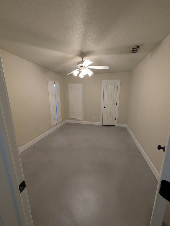 Building Photo - 106 Commercial Dr