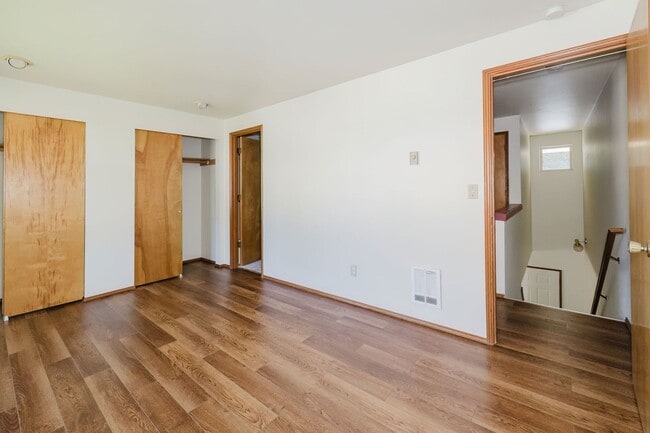 Building Photo - Desireable End Unit, Bremerton Triplex - A...
