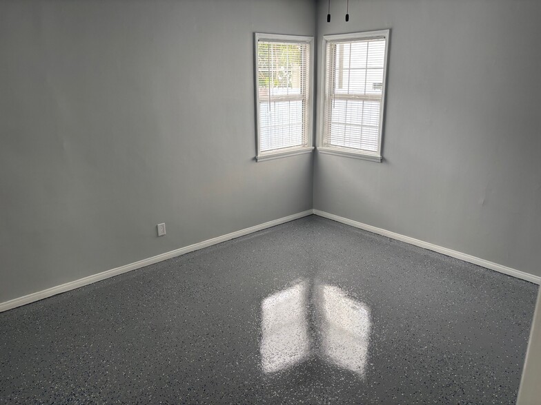 Building Photo - 111 Barney Ct