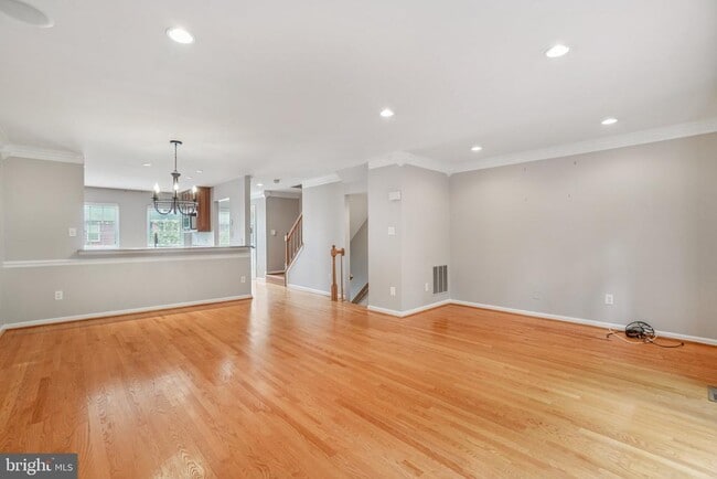 Building Photo - 1253 Quaker Hill Dr