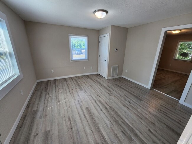Building Photo - Spacious 1-Bedroom, 1-Bathroom Home AVAILA...