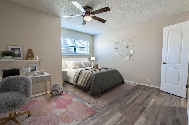 Building Photo - Updated 3-Bedroom Townhome with First-Floor Primary Suite