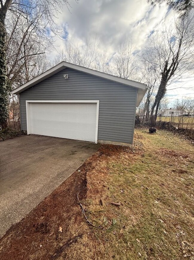 Building Photo - Beautiful remodeled 2 BR home