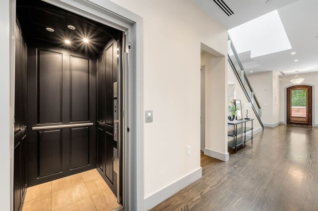 Building Photo - LUX 2BD, 2.5BA Brownstone in Cherry Creek ...