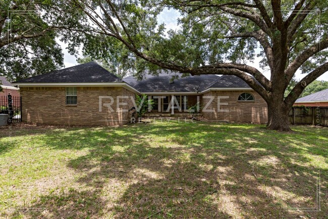 Building Photo - COMING SOON!! Beautiful 3 Bedroom/3 Bathro...