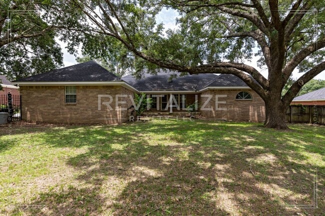 Building Photo - COMING SOON!!!   Beautiful 3 Bedroom/3 Bathroom Home in Semmes!