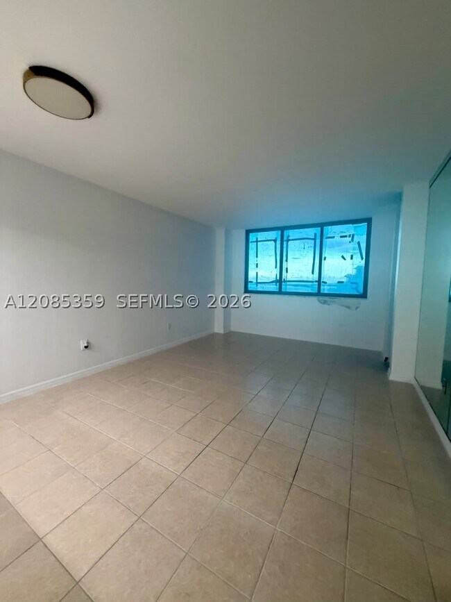 Building Photo - 540 Brickell Key Dr