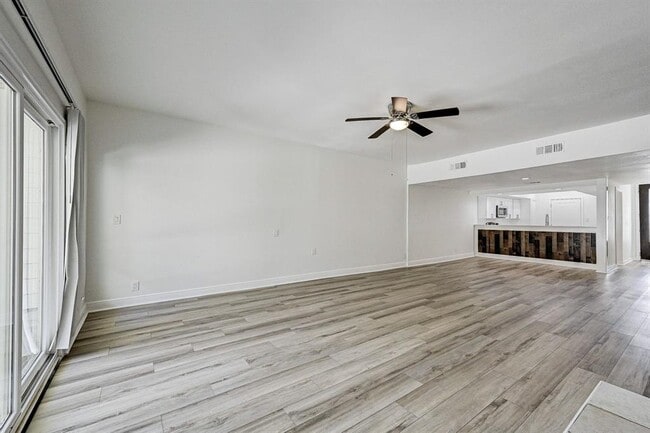 Building Photo - 2022 Lakewood Ct