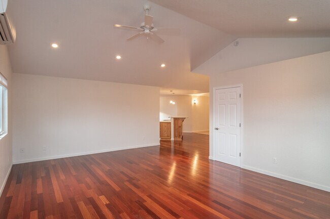 Building Photo - 233 Palmdale Ave