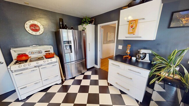Building Photo - 2/1 +Bonus Room & Garage North Park Charmer!