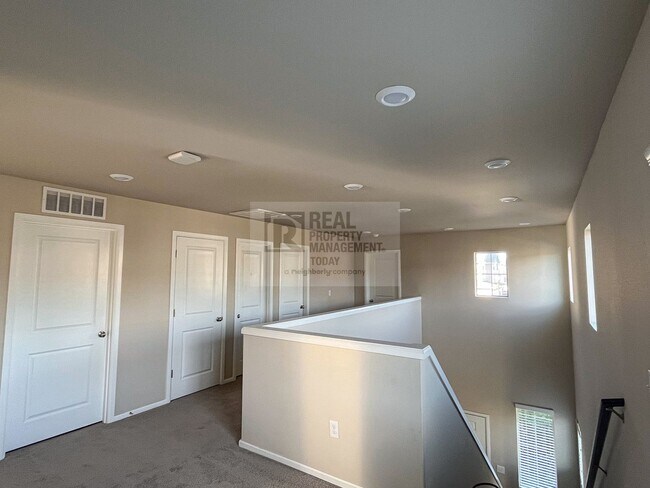 Building Photo - Spacious 5 Bedroom Home In Lacey!!