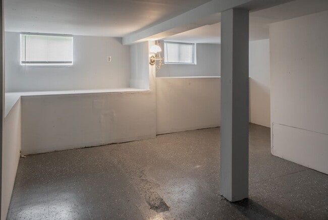 Building Photo - Lovely 3bd Home W/ Fully Fenced Backyard &...