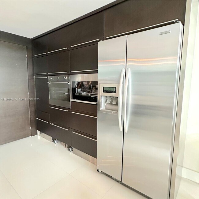Building Photo - 6000 Collins Ave