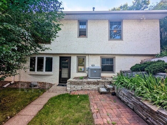 Building Photo - 2111 Irving Ave S