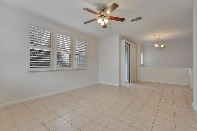 Building Photo - 2 bed 2 bath Condo!!