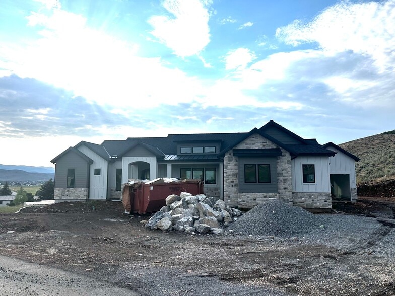Building Photo - 789 Country Ln