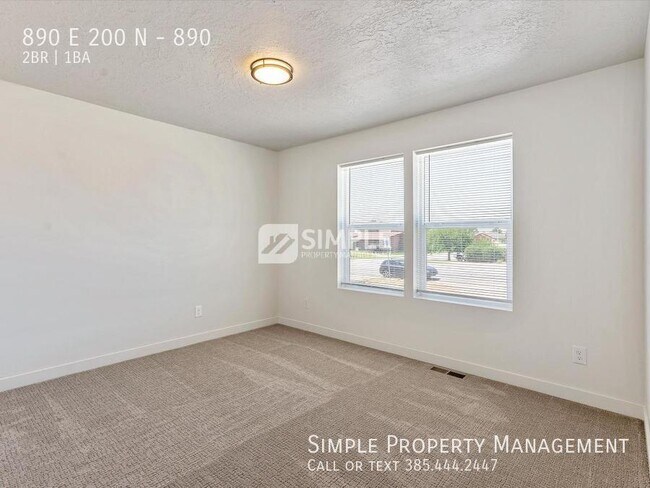 Building Photo - 890 E 200 N