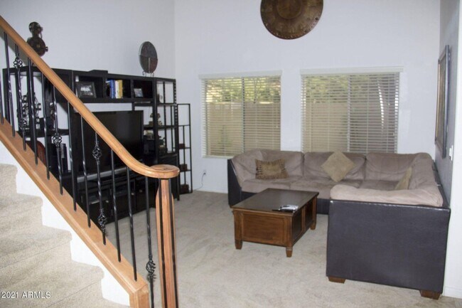 Building Photo - Charming 3 bedroom plus den and 2.5 bath home with full SOLAR !!