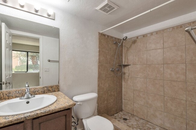 Building Photo - 2-bedroom, 2-bathroom in Prime location!