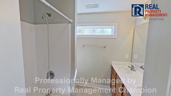 Building Photo - 3 BD/2.5 BA Home with Fenced Yard & Attached Garage