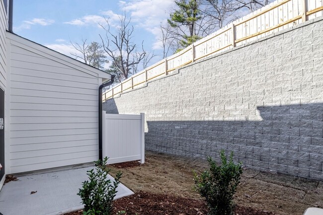 Building Photo - Updated Townhome with 1 Car Garage - close to Southpoint!