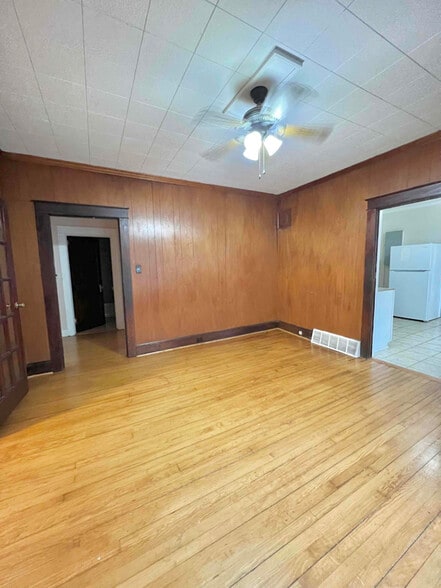 Building Photo - 126 Laurel Ave E