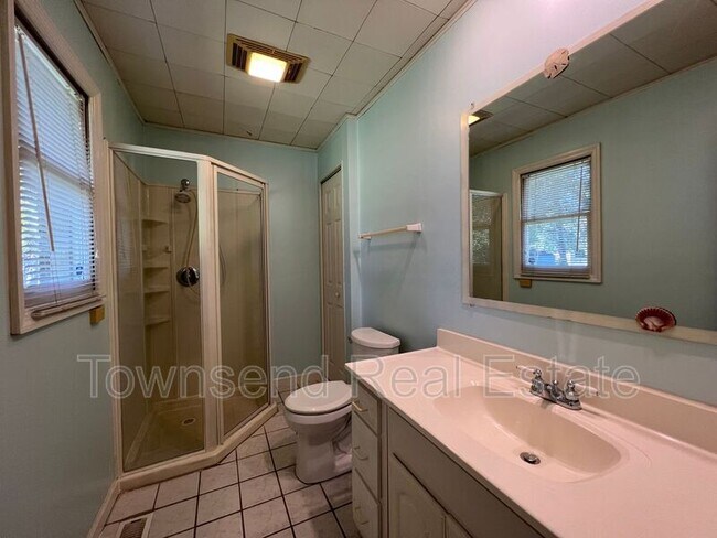 Building Photo - 6204 Lakehaven Dr