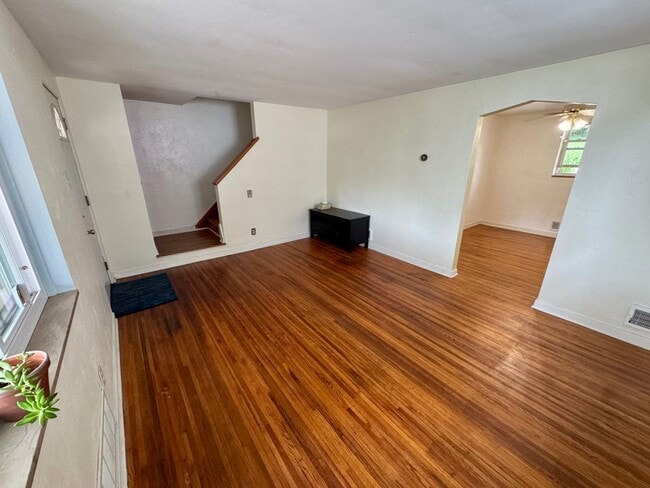 Building Photo - Charming 2 Bed 1 Bath in Beechview!