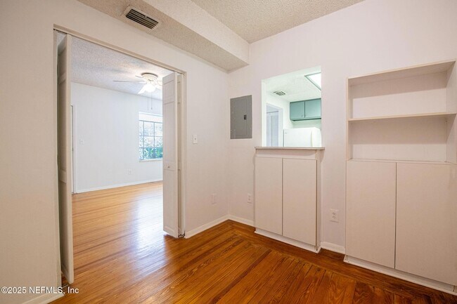 Building Photo - 122 4th Ave N