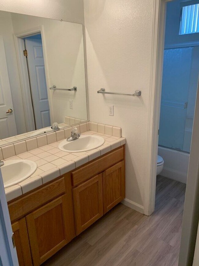 Building Photo - 4 Bedroom 2 Bath Home Available Now!