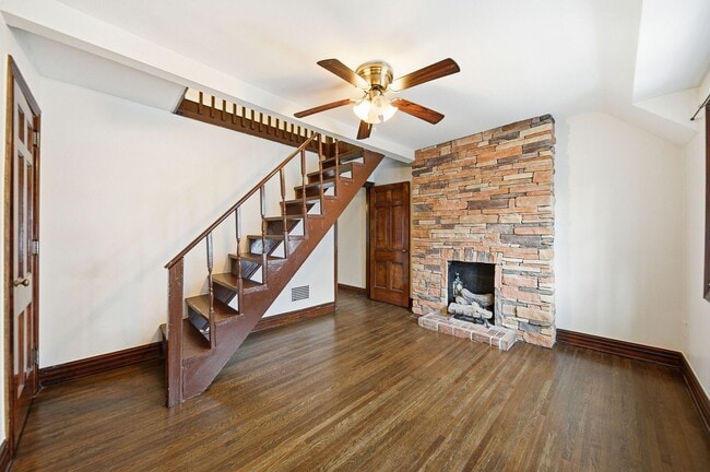 Building Photo - 2 Bedroom, 2 Bath Townhome located directly across from Franklin Park Conservatory