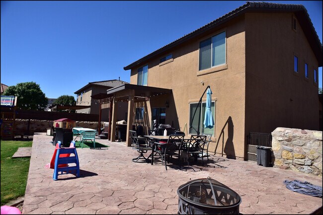 Building Photo - 6246 Viale Del Sol Ave