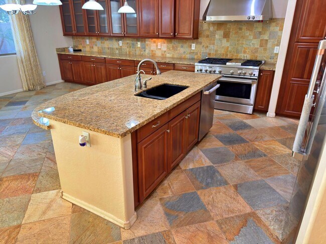 Building Photo - 737 E Charlevoix Ave