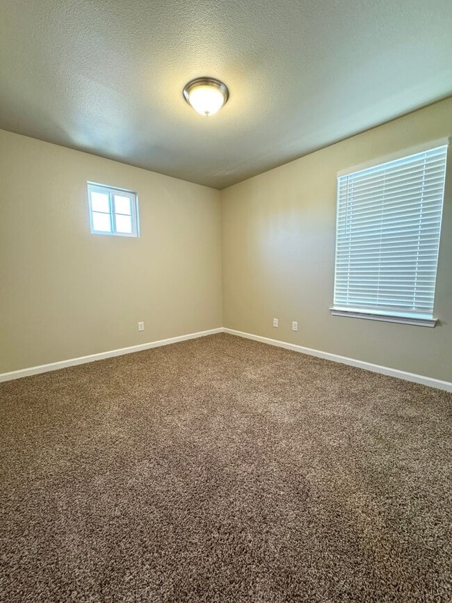 Building Photo - Luxury Townhouse in Vista Ridge Subdivision!