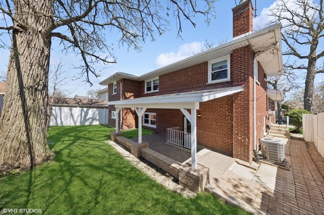 Building Photo - 910 Meadowcrest Rd