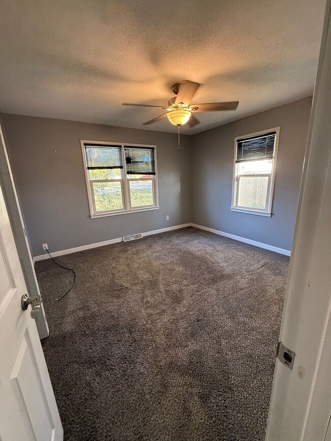 Building Photo - 4 bedroom/2 bath house