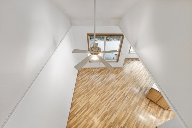 Building Photo - Spacious Townhome with Fenced In Back Yard