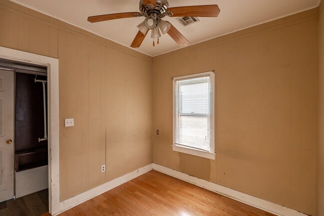 Building Photo - 2 bedroom for Lease