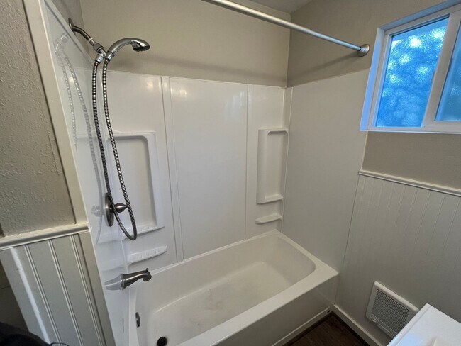 Building Photo - Lovely 2 Bed + 1 Bath Unit in Forest Grove...
