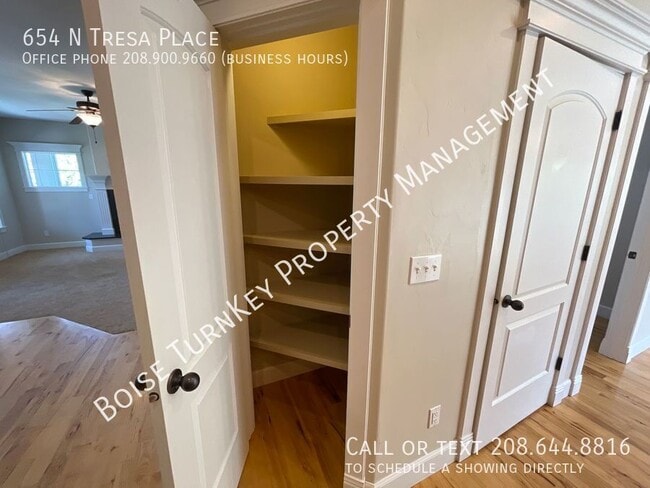 Building Photo - 654 N Tresa Pl