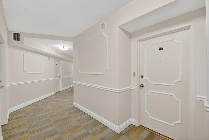 Building Photo - 1000 Lowry St