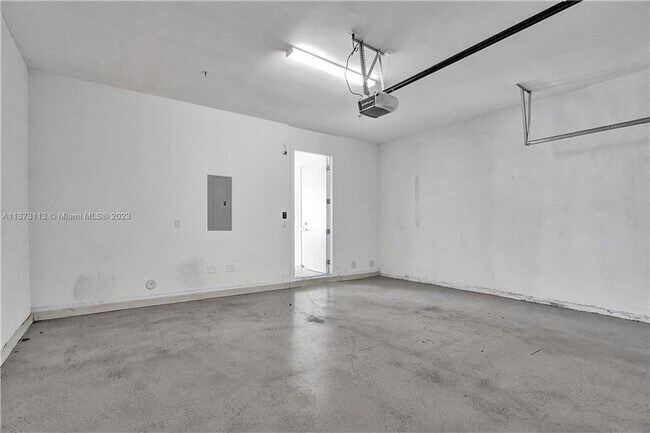 Building Photo - 400 NE 35th Ct