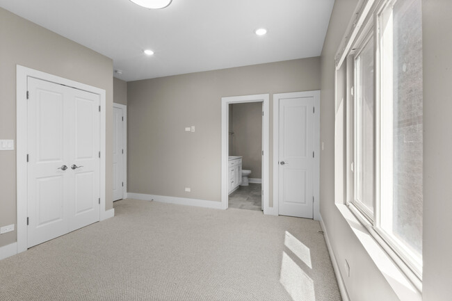 Building Photo - 643 E 50th St