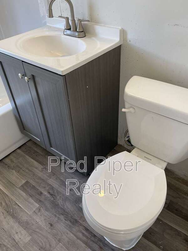 Building Photo - 320 W Clark St