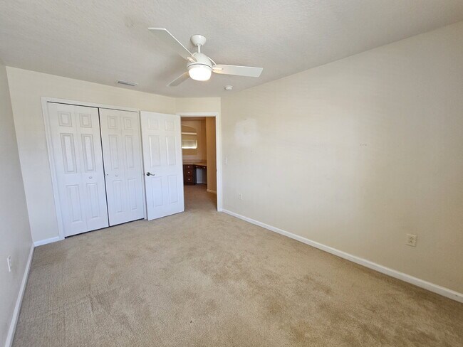 Building Photo - Large Melbourne Townhome